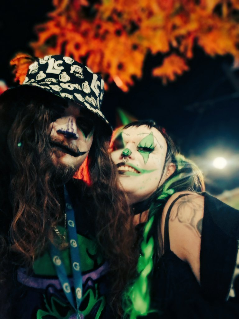 fermented_faygo's tweet photo. just a couple of clowns 💚🤡🍂 @Spookymegs666 https://t.co/RsKLnO5bjM
