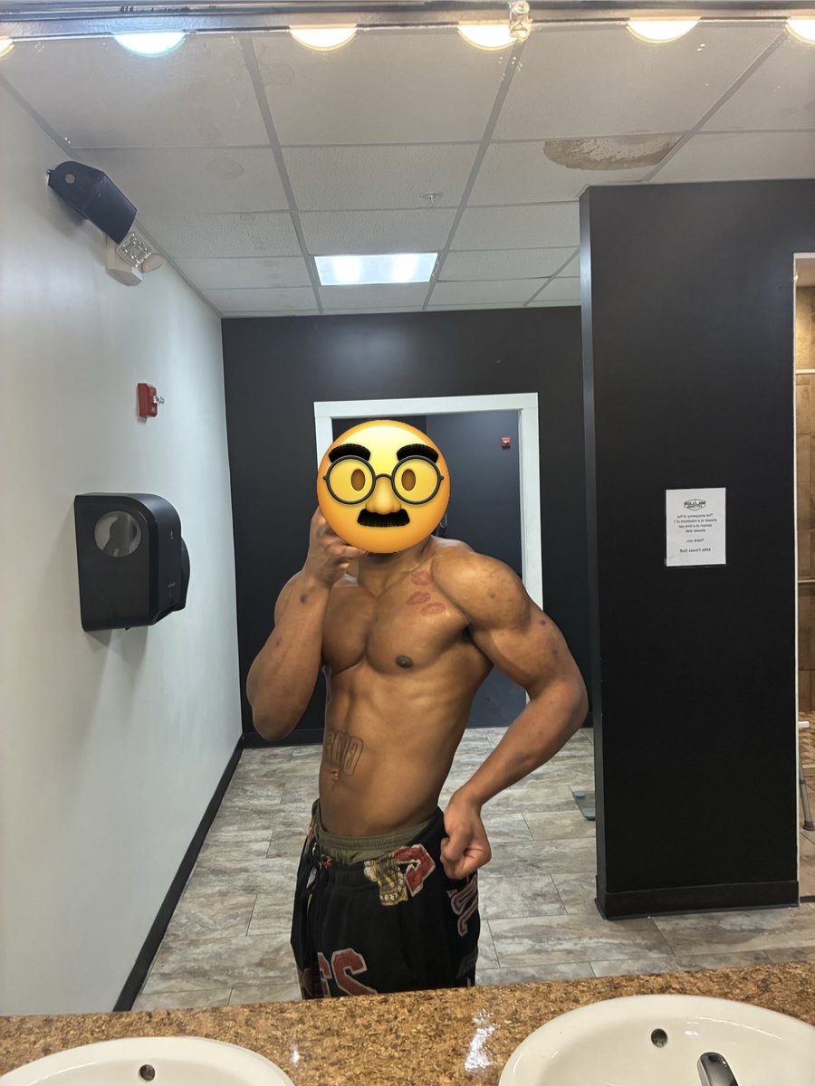 kendrickcesar09's tweet photo. Who’s mom wants to come and lick on me https://t.co/zKWEFXhZDv