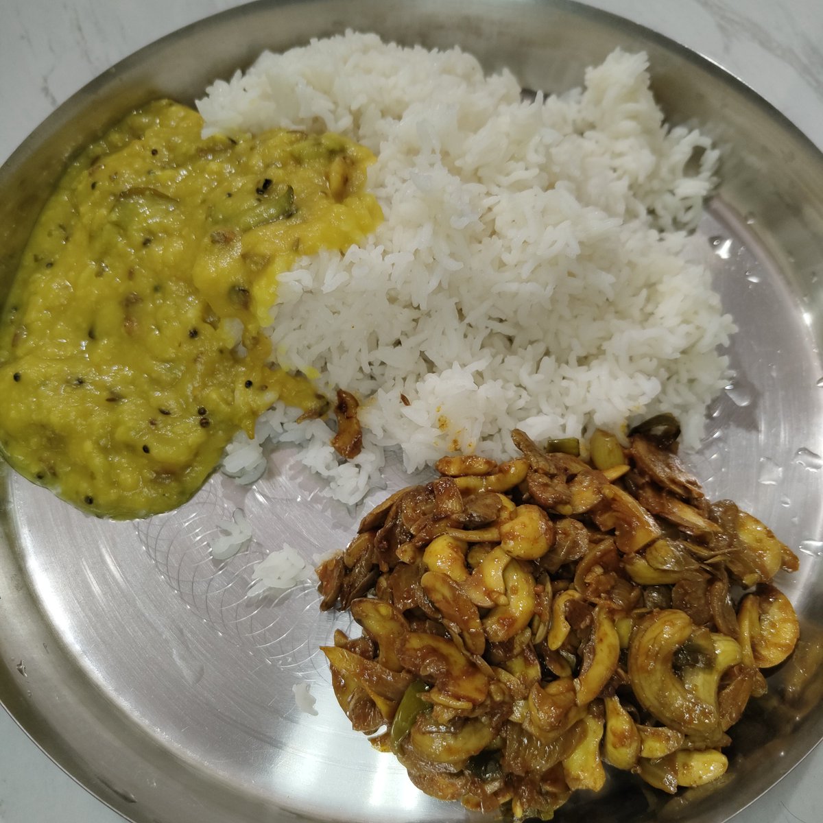 Manojs_here's tweet image. There should be a study about how Telugu cuisine becomes GOAT in summer with mamidikaya pappu, pachi jeedi pappu fry, avakaya, thati munjalu.. 

Elite summer combo 😌🔥

#TeluguFood #SummerVibes #Food