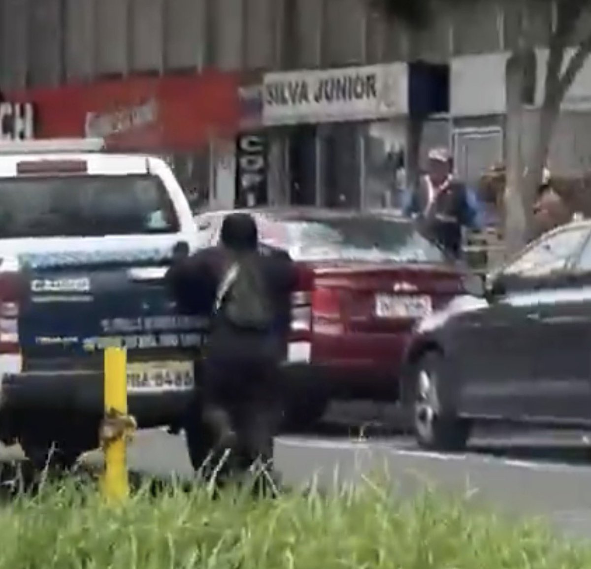 #Pabel ordena quitar la mercadería a patadas. Tuvo 3 años para regularizarlos, inepto.

Será hermoso ver cómo les pide el voto a los que maltrató. 😎🚬