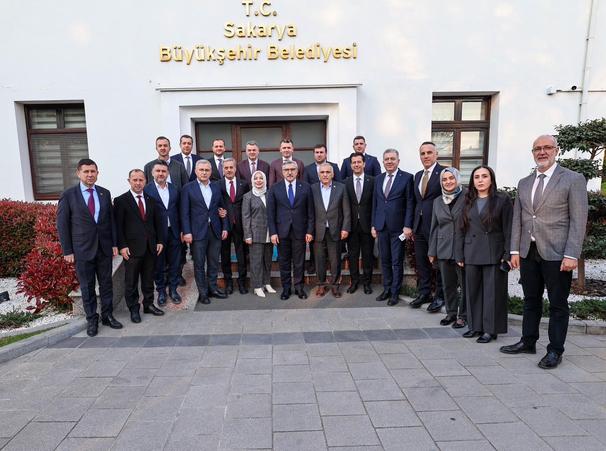 ertugkocacik's tweet photo. 📍Sakarya Büyükşehir Belediyesi 

AK Parti Genel Başkan Yardımcımız Hüseyin Yayman, Milletvekillerimiz, AK Parti MKYK üyelerimiz, İl ve İlçe Başkanlarımız, İlçe Belediye Başkanlarımız ve kıymetli dava arkadaşlarımızla birlikte Sakarya Büyükşehir Belediye Başkanımız Yusuf Alemdar’ı makamında ziyaret ettik.

Sayın Başkanımıza nazik misafirperverliği için teşekkür ediyor, çalışmalarında kolaylıklar diliyoruz.