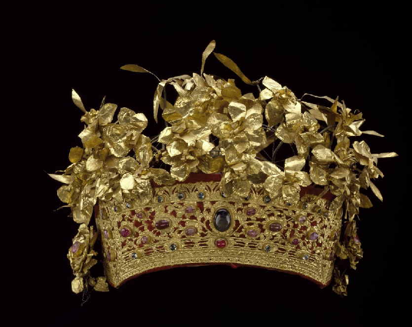 SophiaFioren's tweet photo. Queen's Crown from Bali is an ornate ceremonial headdress, late 19th century. https://t.co/vX4Jtx4Wqh