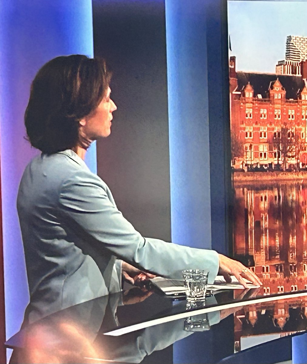 Kan die Tweebeke ook es iemand fatsoenlijk laten uitpraten. Wat een irritant mens zeg.