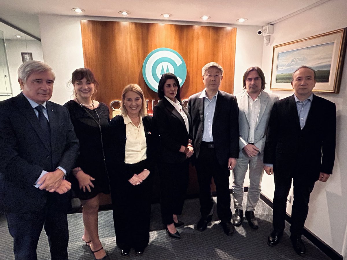 CONINAGRO's tweet photo. El Presidente @lucasmagnano junto a la Presidente de @coninagrocba @VIgoillo, recibieron en nuestra entidad a la delegación del Gobierno Popular de Mianyang, Sichuan, China. 🇨🇳 

✅La misma, estuvo integrada por Ma Hui, Viceministro del Departamento Internacional del Comité Central del Partido Comunista de China; Wang Nan, Subdirectora General para América Latina y el Caribe; Li Runqi, Tercera Secretaria para América Latina y el Caribe y Wang Wei, @ChinaEmbArg, acompañados por Luis Del Solar Dorrego, de la dirección de Asia y Oceanía del Ministerio de Relaciones Exteriores y Javier Lozada, Presidente de la Cámara de Comercio Argentina - China. 

👥Participaron también una comitiva de @DiputadosAR Nacionales de distintos partidos, compuesta por Juliana Santillán, @MidCecilia , @catoardohain,  @LEBasterra, Eduardo Valdez, @lMartinezAlvaro y Adrián Brizuela. 

De esta manera, se concretó un espacio para explorar oportunidades de vinculación comercial y productiva entre el sector cooperativo agroindustrial argentino y uno de los actores tecnológicos globales más activos de la actualidad. 🇦🇷🤝🏻🇨🇳

🙌🏻Dicho encuentro culminó con una degustación para la delegación extranjera de los productos elaborados por nuestras economías regionales.🥩