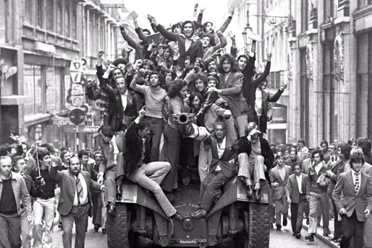 TheHistoryOfSo1's tweet image. The Armed Forces Movement, made up of junior officers linked to the clandestine Portuguese Communist Party and opposed to the colonial wars in Africa, launched a coup April 25, 1974 that overthrew the Estado Novo dictatorship and initiated the Carnation Revolution. #OTD #Portugal