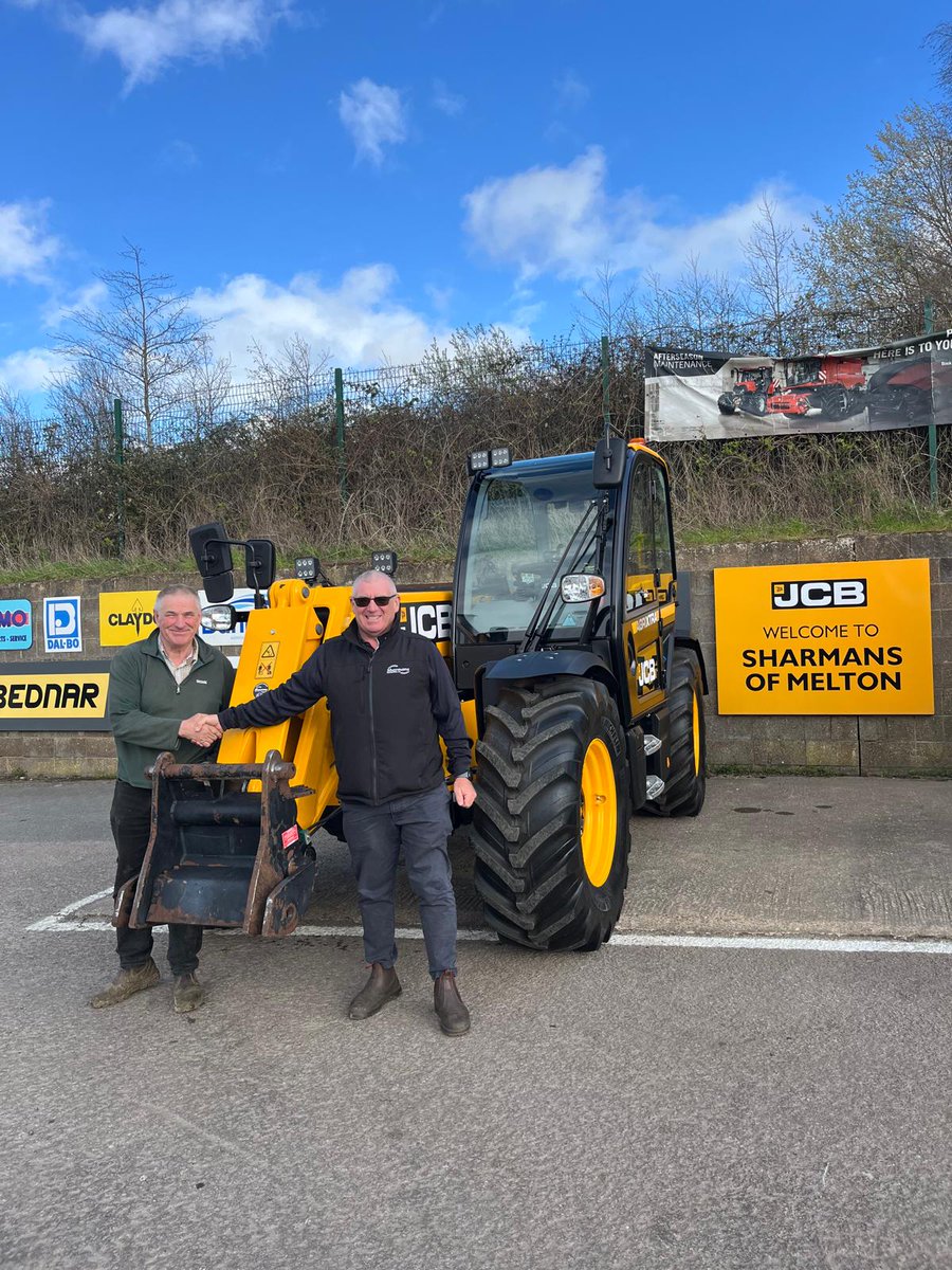 Sharmansagri's tweet image. 🚨 SOLD - Paul handed over the keys to a new JCB 538-60 to Rob Davies in a nostalgic sale! 

Rob Davies was the first customer to buy a new tractor off Paul Perrin in 1988 🤩

Contact Paul on 07768 596860 if you want to chat through any requirements ☎️

#JCB #SharmansOfMelton
