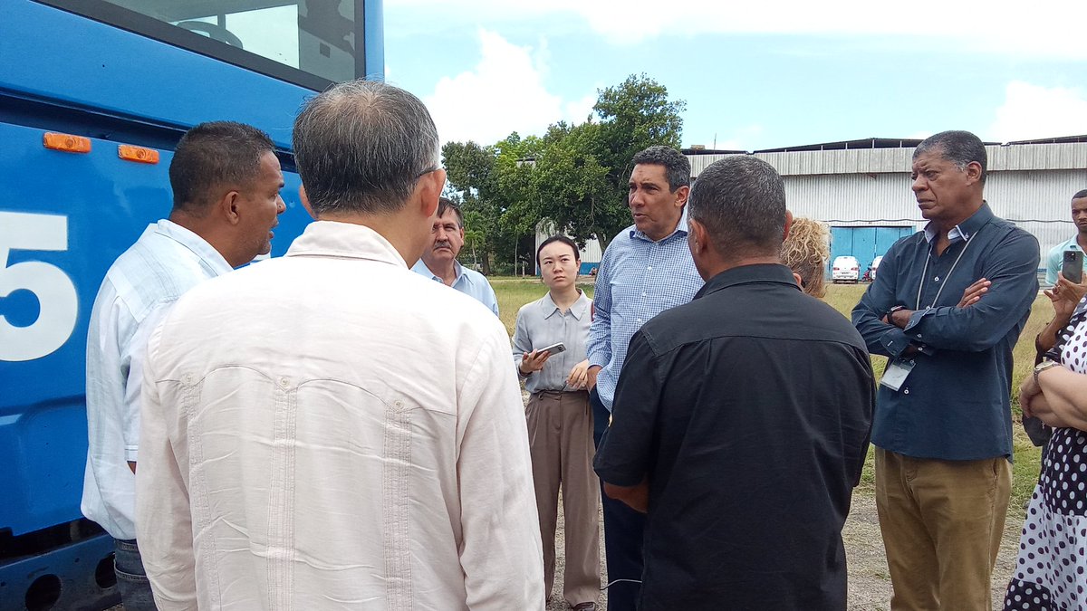 Recorre el Ministro del Transporte y otros funcionarios la empresa Caisa de #Gesime chequeando avance en las reparaciones de los ómnibus de la capital.