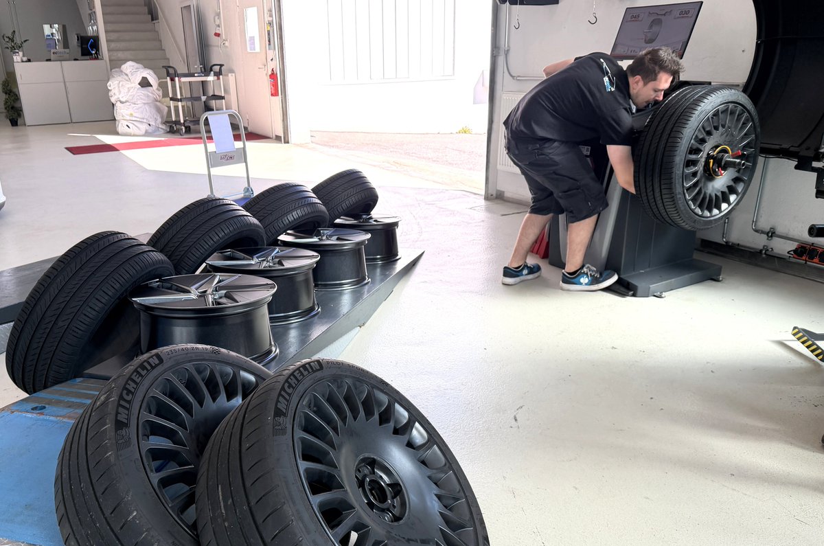 Ectech_ch's tweet photo. Heute bei https://t.co/2WMwKQMD7A
*************************
Frühling: Reifen-Saison voll im Gange 🙂🛞

#ectech.ch #tesla #model3 #modely #models #plaid #modelx #bremsen #reifen #felgen #räder #fahrwerk #bremsservice #elektroauto #service #wartung #tuning #optimierung https://t.co/ugj0YNmwkf