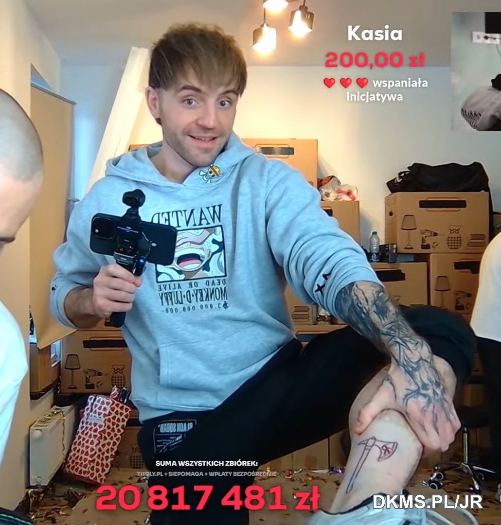 Shoty_u_bomboni's tweet image. Norbert "Dis" Gierczak na streamie u ŁatwoGang zrobił tatuaż na nodze 🔥💪
#latwogang #Dis