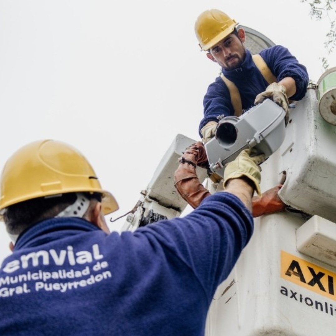 munimardelplata's tweet photo. 💡 200 NUEVAS LUMINARIAS LED EN DISTINTOS PUNTOS DE LA CIUDAD 

👉 Los equipos de EMVIAL avanzaron con una nueva etapa de recambio utilizando también kits restaurados por el personal técnico, optimizando recursos para llegar a más lugares.

📍 Zona Sur: Diagonal Vélez Sarsfield y calle 431
📍 Corredor Ruta 2: barrios Los Zorzales, 2 de Abril y Las Margaritas
📍 Espacios públicos: renovación total en plazas de San Jacinto y Las Margaritas

👉 Estas acciones refuerzan la seguridad, mejoran la visibilidad y contribuyen al orden del espacio público. 

💻 Si ves luminarias que no funcionan, informalo en https://t.co/9A0twryesw