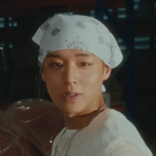 _ImJustAGirl99's tweet image. Jihoon con bandana es todo lo que está bien en esta vida 😍
#박지훈 #PARKJIHOON