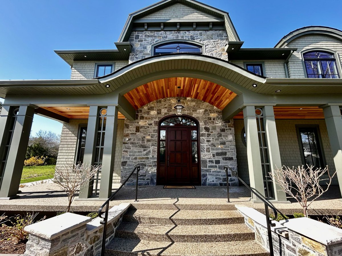 AmberwoodDoors's tweet image. There are doors and there are Amberwood Doors. 
💫
This stunning #custommade *SOLID* #whiteoak @AmberwoodDoors #door with sidelights &amp;amp; Elliptical transom, is the focal point of this gorgeous home!
#madein 🇨🇦

Contact amberwooddoors.com today!
416-213-8007
🇨🇦 &amp;amp; 🇺🇸 Shipping