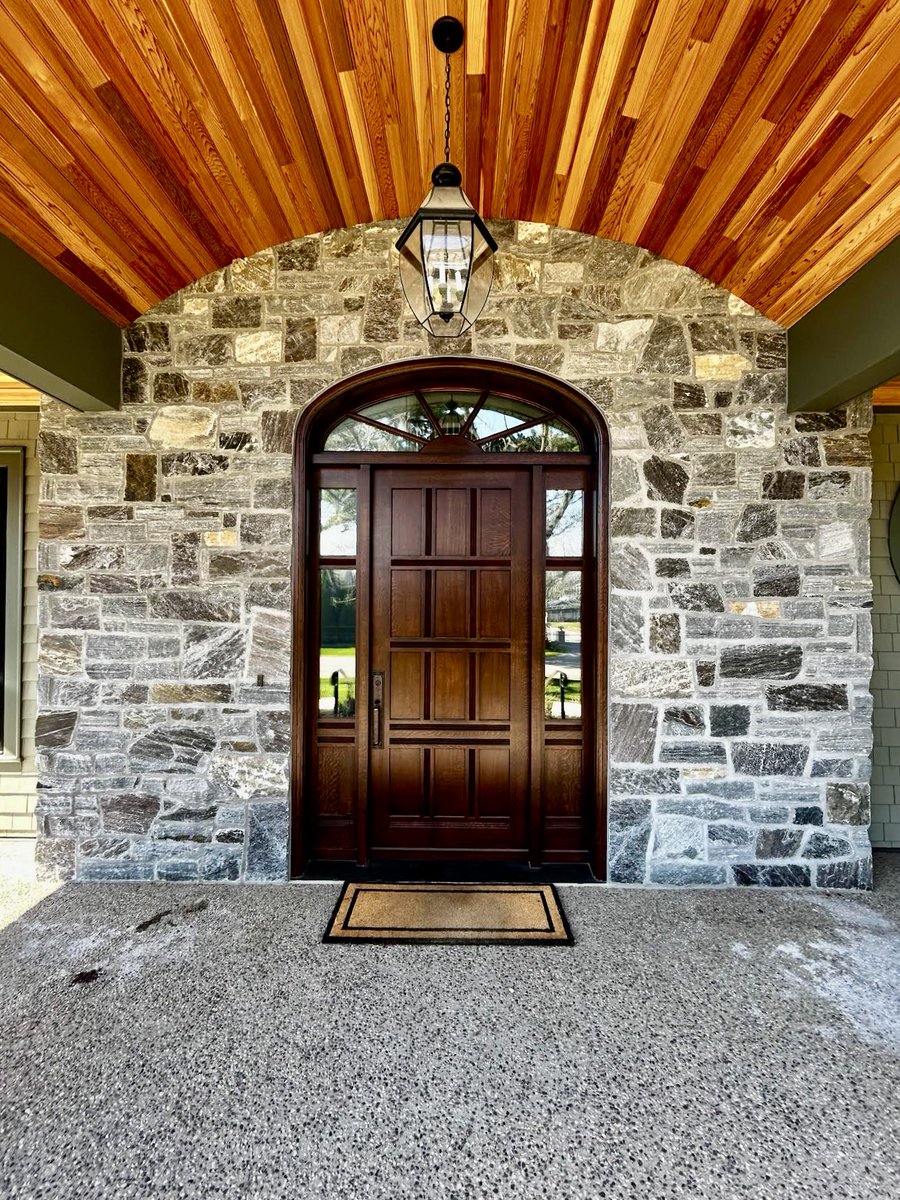 AmberwoodDoors's tweet image. There are doors and there are Amberwood Doors. 
💫
This stunning #custommade *SOLID* #whiteoak @AmberwoodDoors #door with sidelights &amp;amp; Elliptical transom, is the focal point of this gorgeous home!
#madein 🇨🇦

Contact amberwooddoors.com today!
416-213-8007
🇨🇦 &amp;amp; 🇺🇸 Shipping