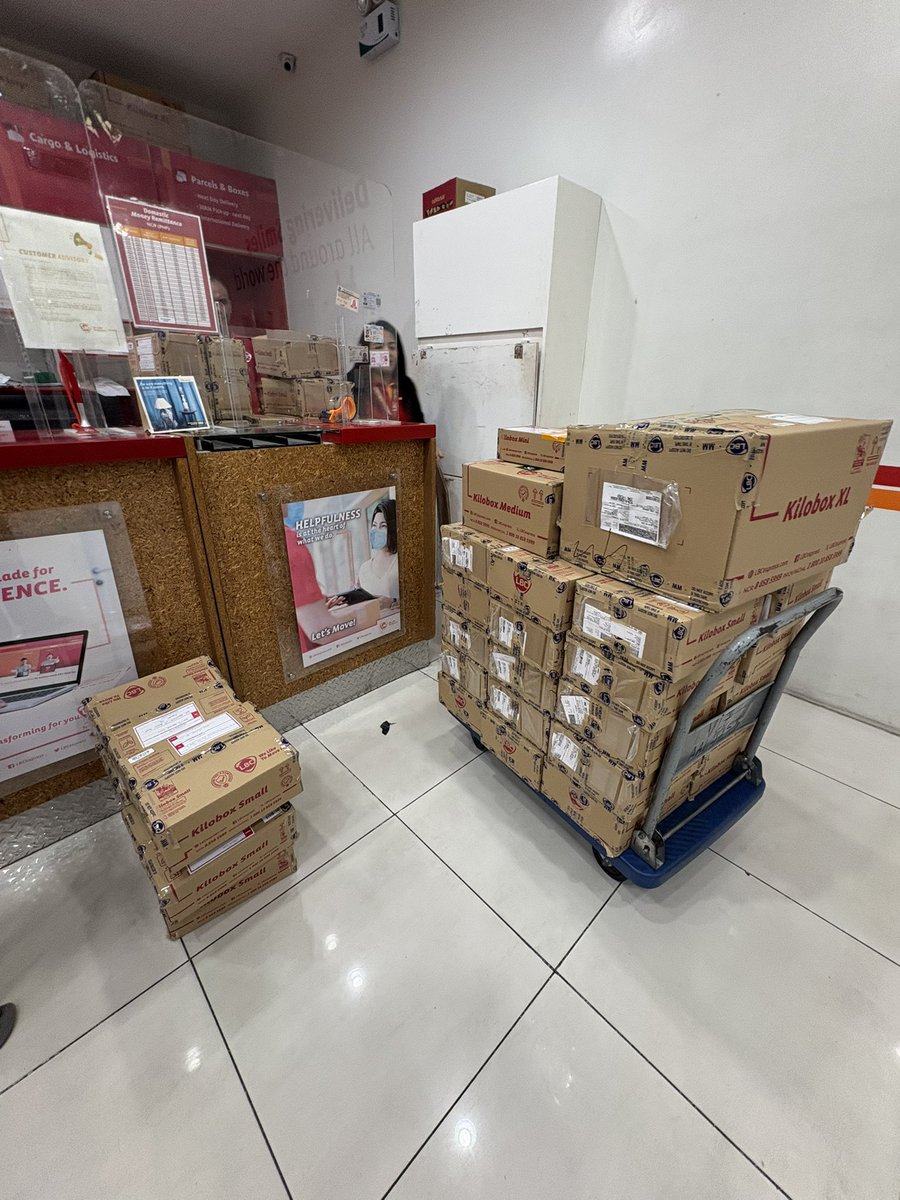 HopeboxPh's tweet photo. Quick updates 📌
Arirang Albums
Official Lightstick Batch1. https://t.co/IRmVi5qqvQ