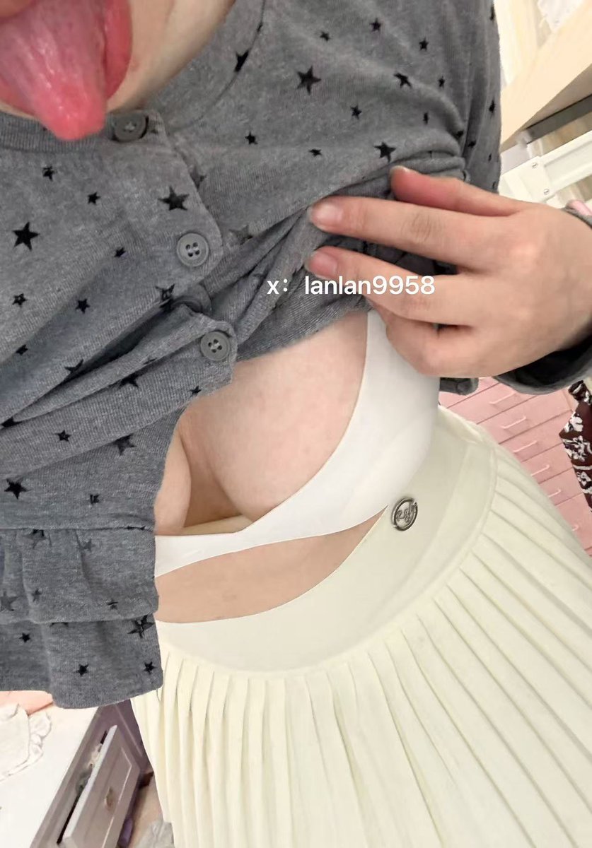 lanlan9958's tweet photo. 刚洗完澡有点热…
衣服都懒得好好穿

照镜子的时候��然觉得
这样是不是不太好

但又有点舍不得删
后面那几张更过分一点…

你会让我发吗？ 🫣 https://t.co/vYD7IaNyPz