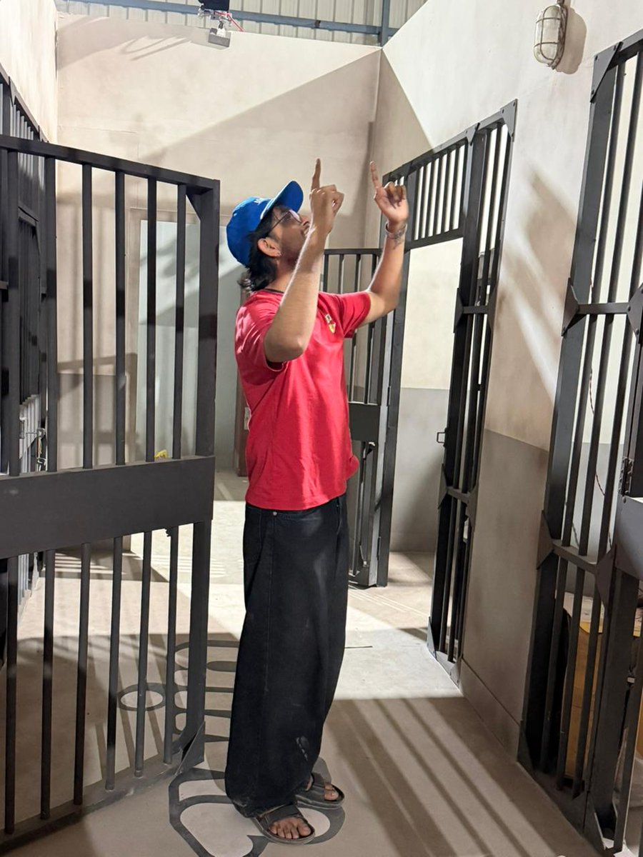 kandbhakt's tweet photo. 🚨 EXCLUSIVE: Prison Stream setup revealed.

Indian streamer @Rachitroo  prepares for his biggest stream yet on April 25, featuring a full prison-style setup.

Cameras, control room and cells already in place.

This is different. https://t.co/zkm8pcMGu9