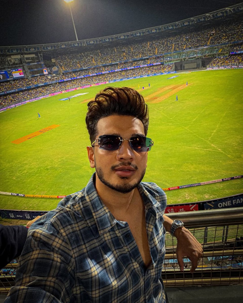 hasnainhu02's tweet photo. RCB fan boy 🔥 

#MunawarFaruqui https://t.co/O6V33NfqHu