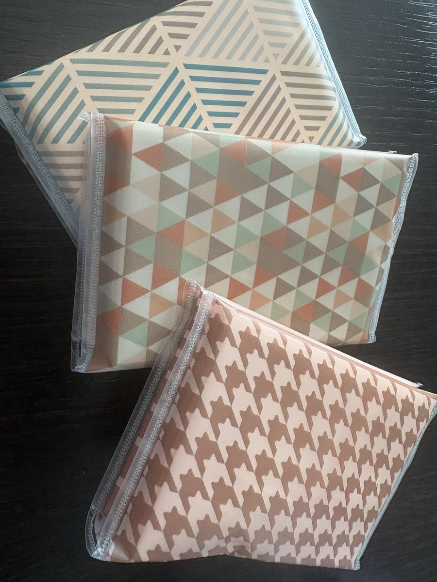 meriferr78's tweet image. Finalmente dei fazzolleti da borsetta che rimangono puliti chiusi e con un bel design #regina #virgo