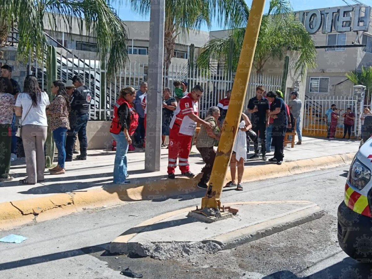 ElSoldeLaLaguna's tweet image. Ocho personas resultaron lesionadas tras el #choque de un autobús de personal en #Matamoros, Coahuila, que presuntamente se quedó sin frenos y se impactó contra un hotel y una luminaria; el chofer también resultó herido 🚨🚌

➡️ tinyurl.com/36d5mvp4
📷: Armando Moreno