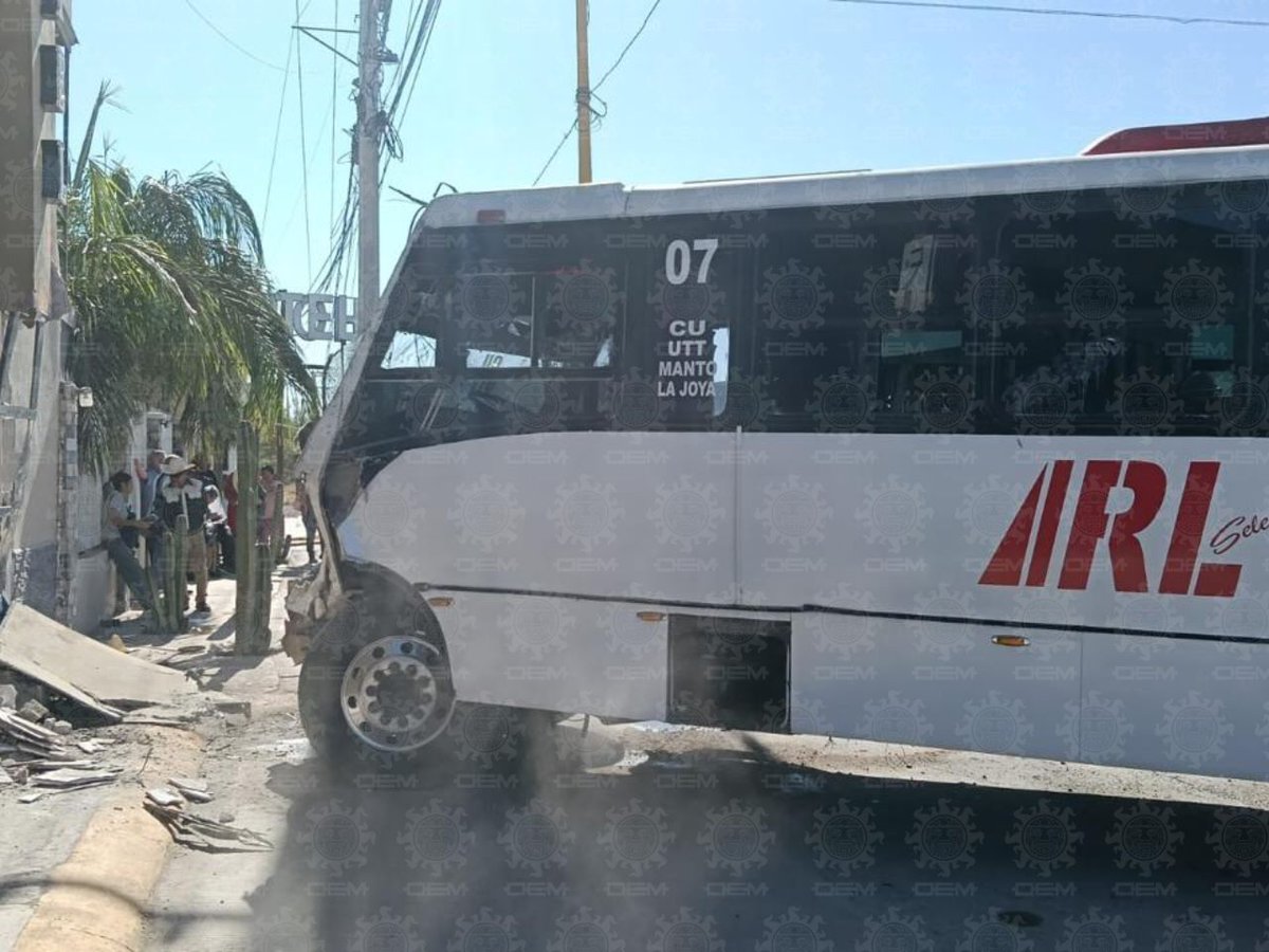 ElSoldeLaLaguna's tweet image. Ocho personas resultaron lesionadas tras el #choque de un autobús de personal en #Matamoros, Coahuila, que presuntamente se quedó sin frenos y se impactó contra un hotel y una luminaria; el chofer también resultó herido 🚨🚌

➡️ tinyurl.com/36d5mvp4
📷: Armando Moreno