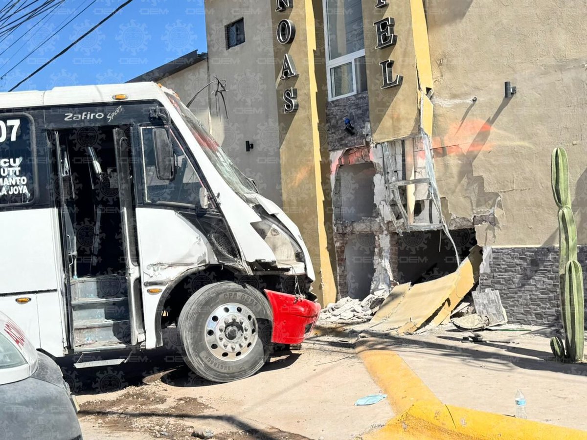 ElSoldeLaLaguna's tweet image. Ocho personas resultaron lesionadas tras el #choque de un autobús de personal en #Matamoros, Coahuila, que presuntamente se quedó sin frenos y se impactó contra un hotel y una luminaria; el chofer también resultó herido 🚨🚌

➡️ tinyurl.com/36d5mvp4
📷: Armando Moreno