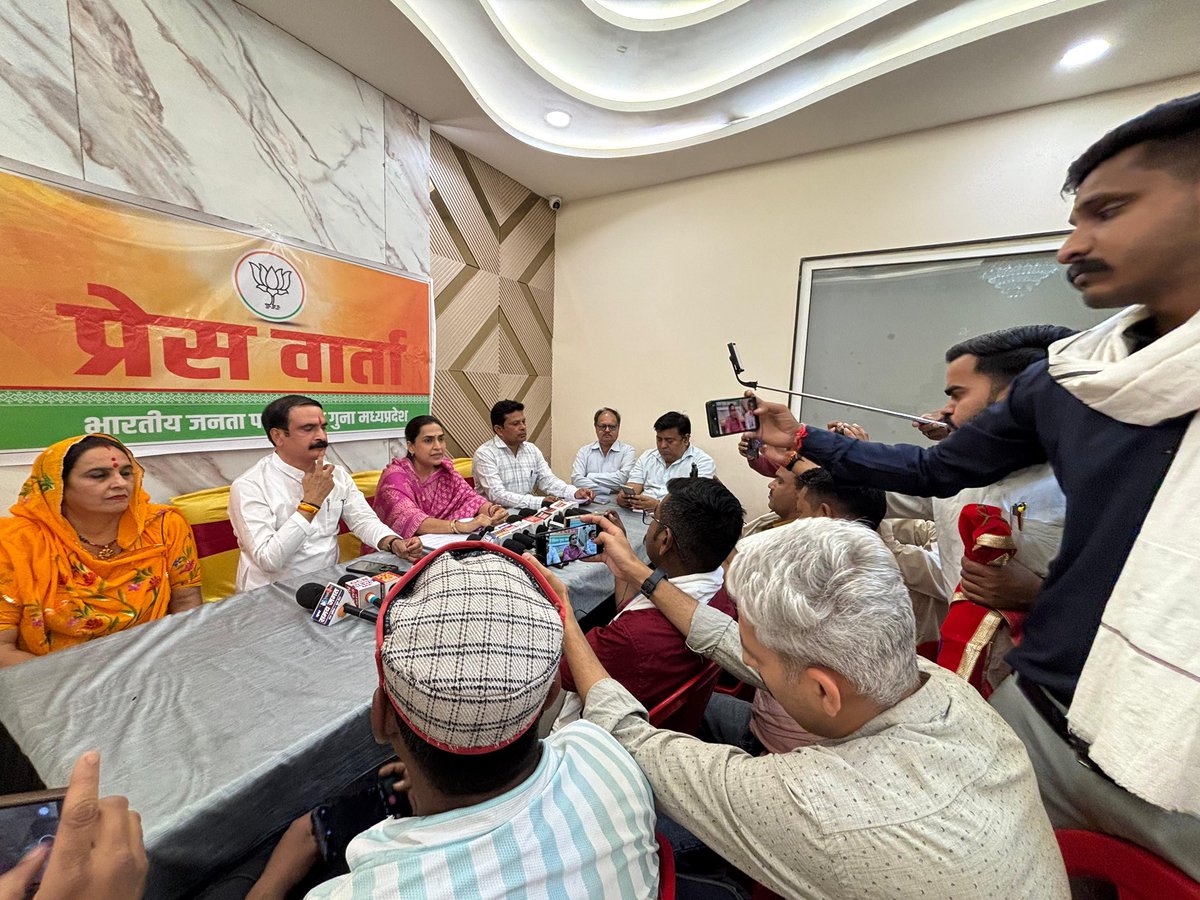 ankurshriguna's tweet photo. आज गुना में “नारी शक्ति वंदन अधिनयम” के संदर्भ में आयोजित प्रेसवार्ता में मुख्य वक्ता के रूप में जिला पंचायत अध्यक्ष, भिंड श्रीमती  @kamnasiingh जी,भाजपा ज़िलाध्यक्ष श्री @Dharmendrasguna जी,महिला मोर्चा जिला अध्यक्ष श्रीमती राजेश राजपूत जी उपस्थित रहीं ।
@Ashish_HG @JM_Scindia @BJP4MP @DrMohanYadav51 @Hkhandelwal1964 
#CongressAgainstWomen