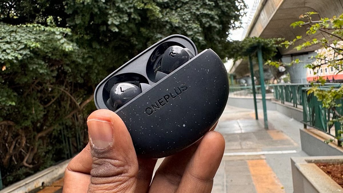JustGoodFindz's tweet image. Looking for the best TWS earbuds Especially from #OnePlus? 🎧 Here are the top picks for April 2026 with incredible battery life and noise cancellation:

1️⃣ OnePlus Nord Buds 4 Pro ( Price 3800/-)
▪️ Feature: 55dB Pro-level ANC &amp;amp; Spatial Audio 
▪️ Battery: Up to 54 Hours Total