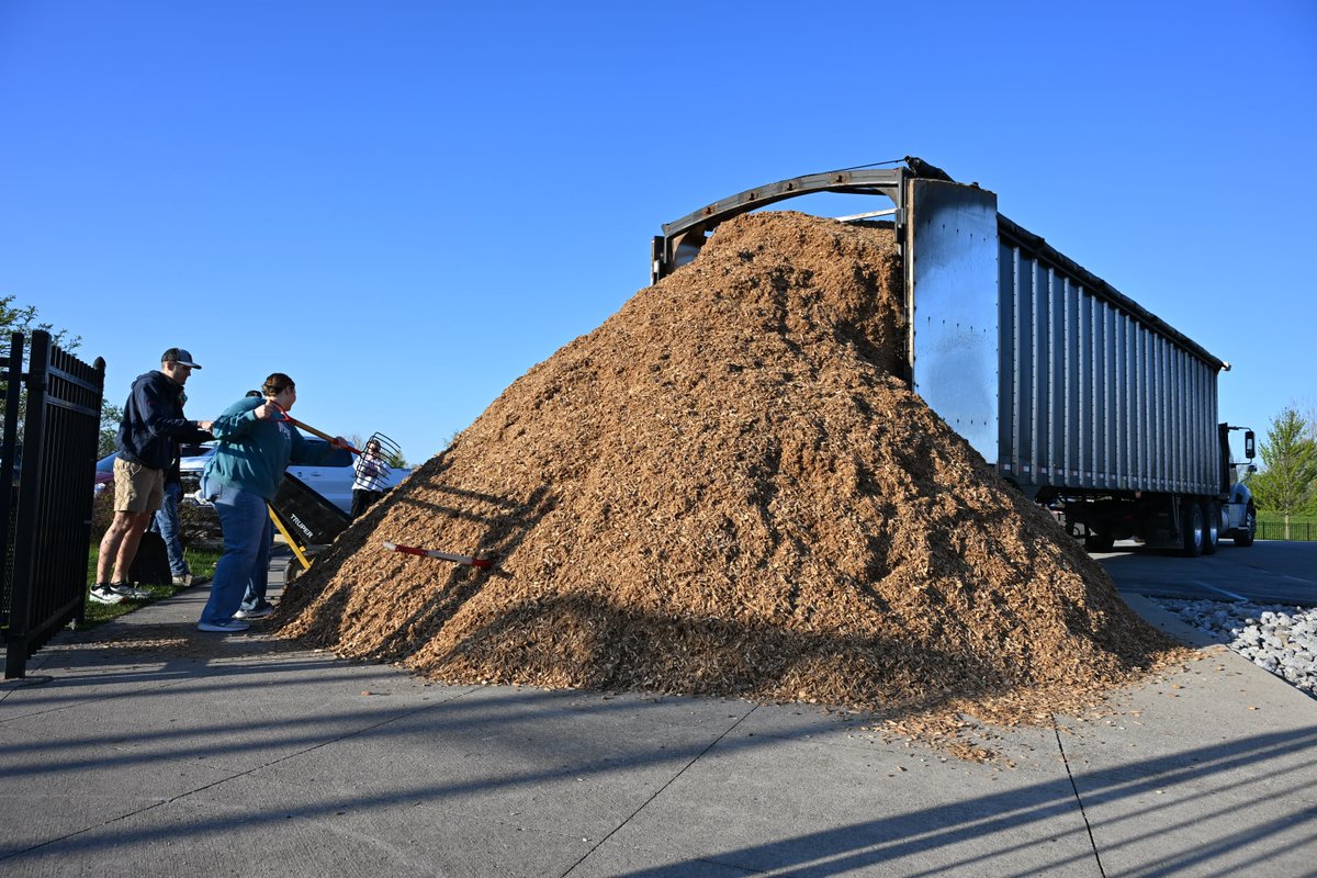 WeigandConstr's tweet image. Service day at the Parkview Family YMCA! 💪

100 yards of mulch spread, 18 picnic tables stained, and a pavilion cleaned for summer camp.

#ServiceProject #YMCA #SummerCamp @YMCAFortWayne