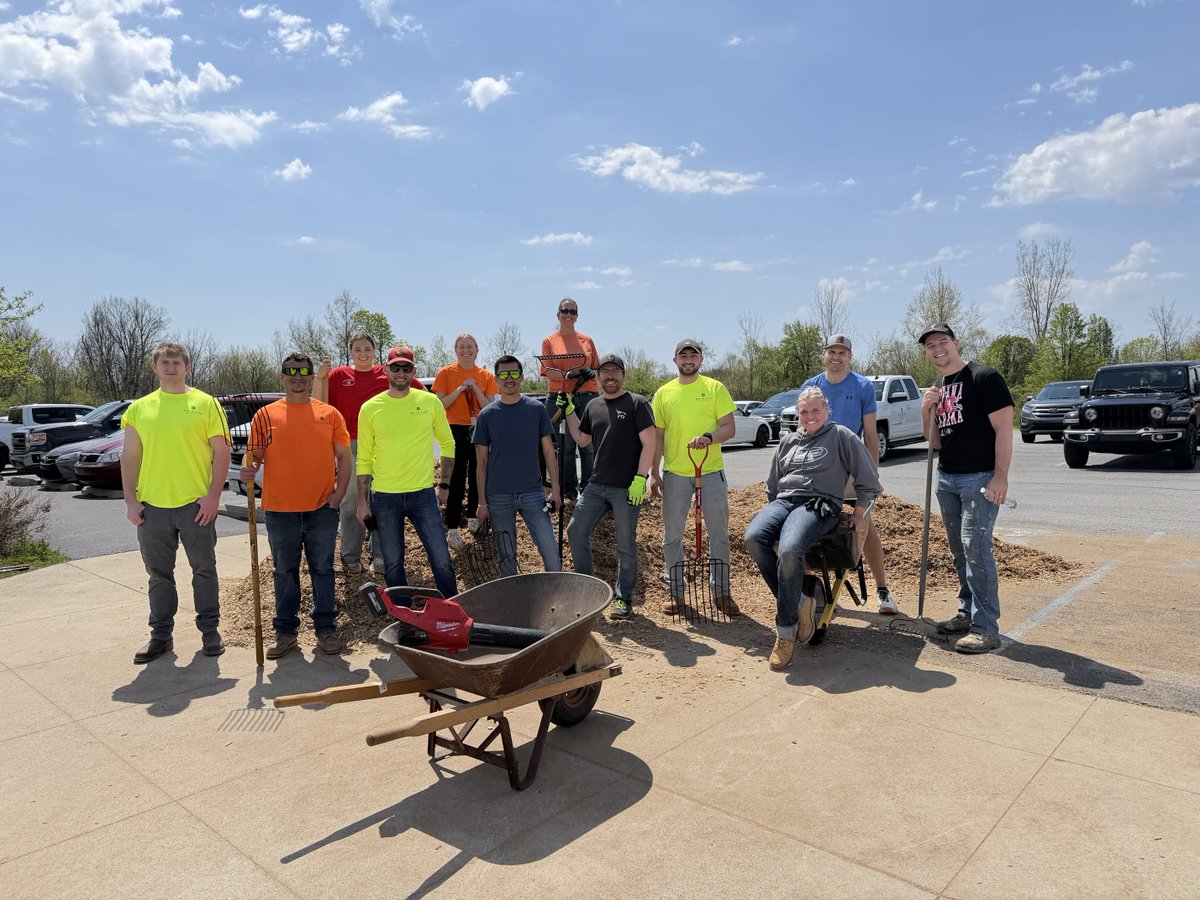 WeigandConstr's tweet image. Service day at the Parkview Family YMCA! 💪

100 yards of mulch spread, 18 picnic tables stained, and a pavilion cleaned for summer camp.

#ServiceProject #YMCA #SummerCamp @YMCAFortWayne