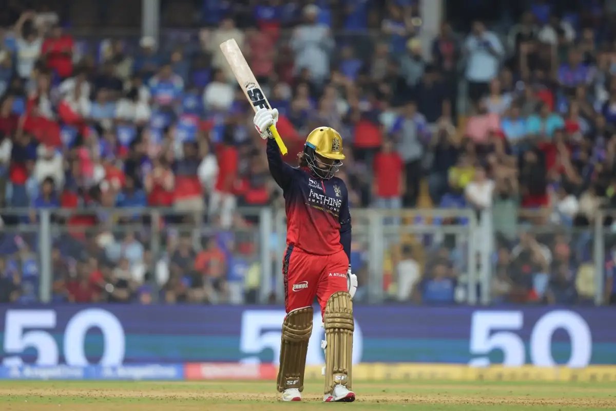 🚨 DOUBLE BLOW🔥

Manav Suthar gets Patidar for 8, taken by Sundar. 

Middle order wobble 😬 

#RCBvGT #3rdManView #TATAIPL | <a href="/RCBTweets/">Royal Challengers Bengaluru</a> | <a href="/gujarat_titans/">Gujarat Titans</a> | <a href="/IPL/">IndianPremierLeague</a>