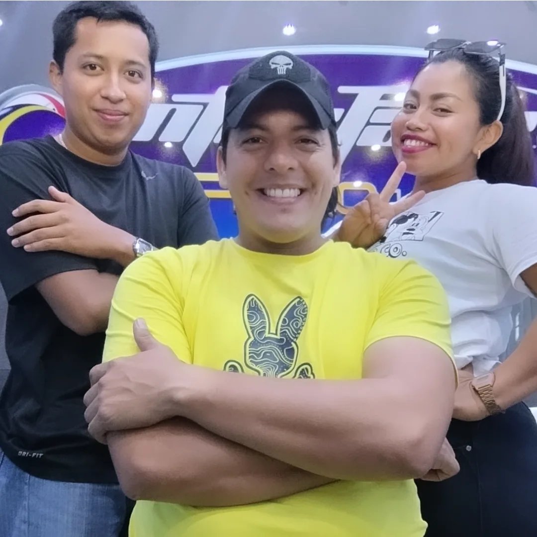 alexandro_x86's tweet image. ¡Poptún Petén a full! 👑 Ayer, feria e investidura de la Reina. Hoy, ¡en vivo desde Radio Interfase 104.1 FM! Llevando la buena vibra al Mundo Maya.
 
Heber, Tita, DJ Noel y Lic. Francisco. ¡En acción! Nos vemos en el desfile, Unidad Movil de Interfase. ¡A animar! #Poptun #Radio