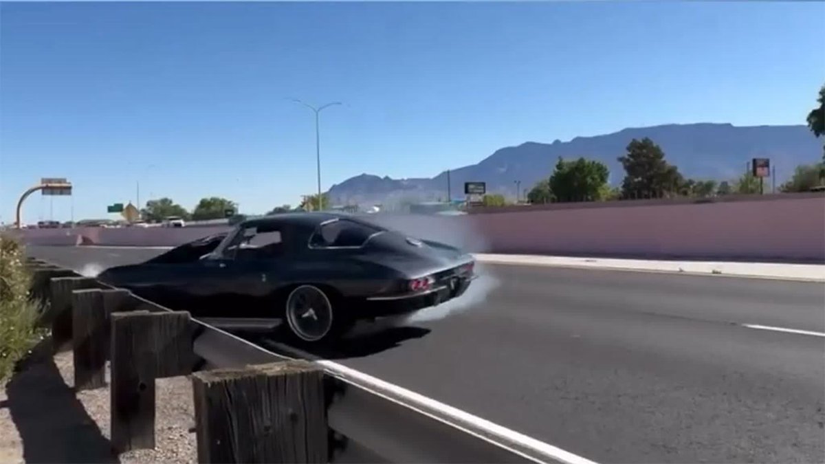 CorvetteBlogger's tweet image. [ACCIDENT] 1963 Corvette Split Window Restomod Crashes After Launch corvetteblogger.com/2026/04/24/acc… #Corvette