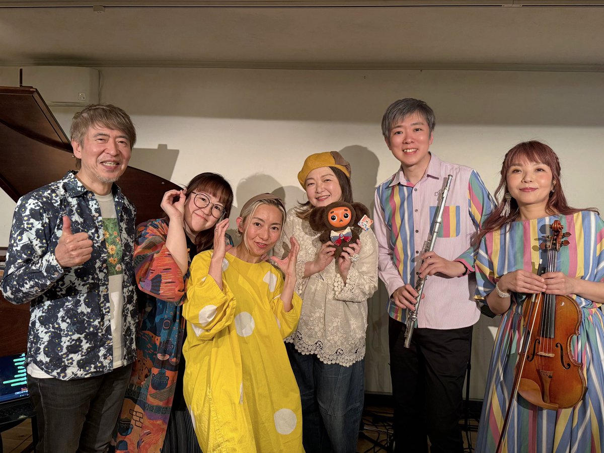 gamirs's tweet photo. ミニぽよスペシャル〜見えるうた、聴こえる手〜ありがとうございました🫶

「聴覚障害者も聴者も、一緒に音楽を楽しめる」コンセプトでずっと活動されてきた手話ボーカルのKuniyさんや通訳のあそうかおりさん。

チャランガぽよぽよも25年やってきた、「子どもも大人も楽しめる」のコンセプトも、ある意味垣根を取っ払ってみんなで楽しんでほしい想い。

「障がいがあるのにすごい」ってのは僕もすごく嫌いな言葉で。そういう枠でなくとにかく表現力がずば抜けているKuniyさんと、ぽよがクロスしたら、変に迎合するのでなく、いい意味で並走してるかのような、魔法のような馬力が生まれるのではないかと考えました。

心から尊敬していて大好きなまこりんの声、また今回強力な青柳誠さんのピアノ、そして帆足彩のアンサンブル力。これらを活かせるアレンジ、企画をしたつもりです。

8年越しの構想、緊張してしまっていろいろ拙いところもあったかと思いますが、全力で取り組んできたことが実現できて今は本当にホッとしています。幸せです。

アーカイブ見られますので、良かったらご覧いただけたら嬉しいです🥰

#ミニぽよ #チャランガぽよぽよ #手話ボーカル #手話