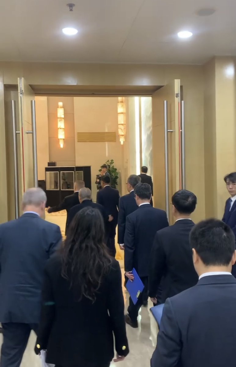 younousomarjee's tweet photo. 🔴 Le 22 avril à Beijing, longue réunion de travail avec Liu Haixing, Ministre du Département international du Comité central du Parti communiste chinois que j’ai recontré en ma qualité de Vice-President du Parlement européen membre du groupe de la gauche @Left_EU . Nous avons partagé nos analyses sur la relation EU/Chine ainsi que sur des questions internationales et régionales d’intérêt commun. Et notamment l’île de la Réunion. Nous avons également évoqué l’action du groupe de la Gauche dans le Parlement européen.