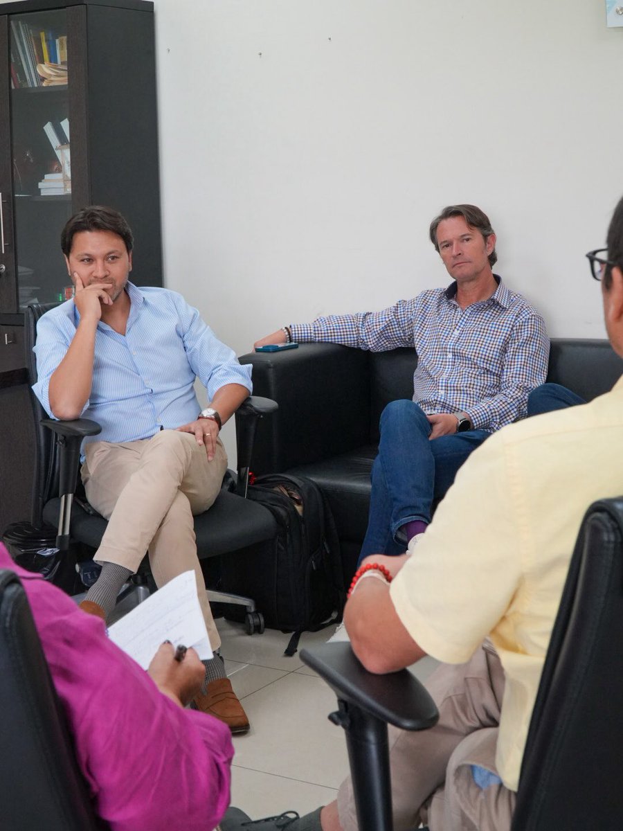 Arcsa_Ec's tweet photo. ¡Impulsamos la calidad desde el origen! 🍫🤝

Nuestro director @DanielSanchezEc mantuvo una reunión con la Aso. de Chocolateros del Ecuador para articular acciones que fortalezcan la inocuidad y competitividad de uno de los productos más emblemáticos del país.

#ElNuevoEcuador 🇪🇨 https://t.co/BjA99S16wi