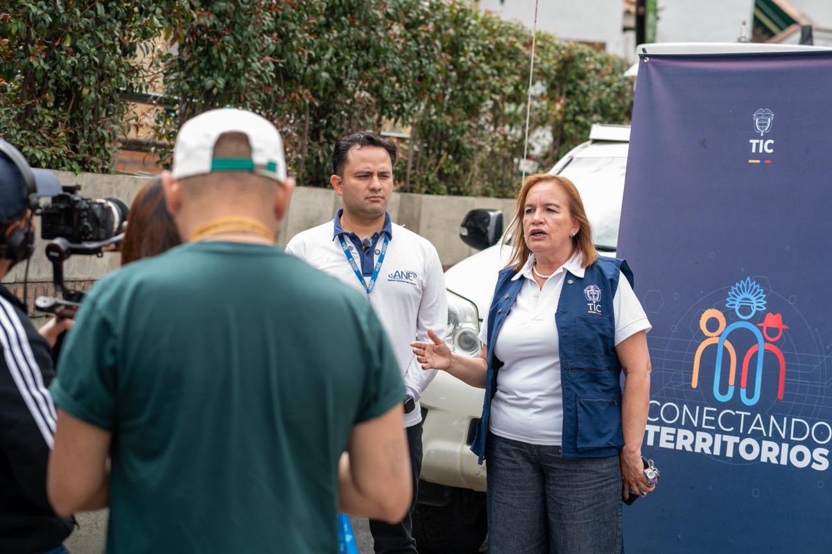 CarinaMurciaY's tweet photo. Desde @Ministerio_TIC realizamos mediciones técnicas en la Avenida Circunvalar en Bogotá D.C.📍| Junto a la @ANE_Colombia y la Consejería TIC de Bogotá, evaluando en campo la calidad de la señal móvil en este corredor estratégico.

Con datos reales, seguimos tomando decisiones que fortalecen el servicio y responden a lo que viven las personas día a día. 

Cuando la conectividad se mide en el territorio, se traduce en resultados reales. Seguimos #ConectandoTerritorios. 🇨🇴