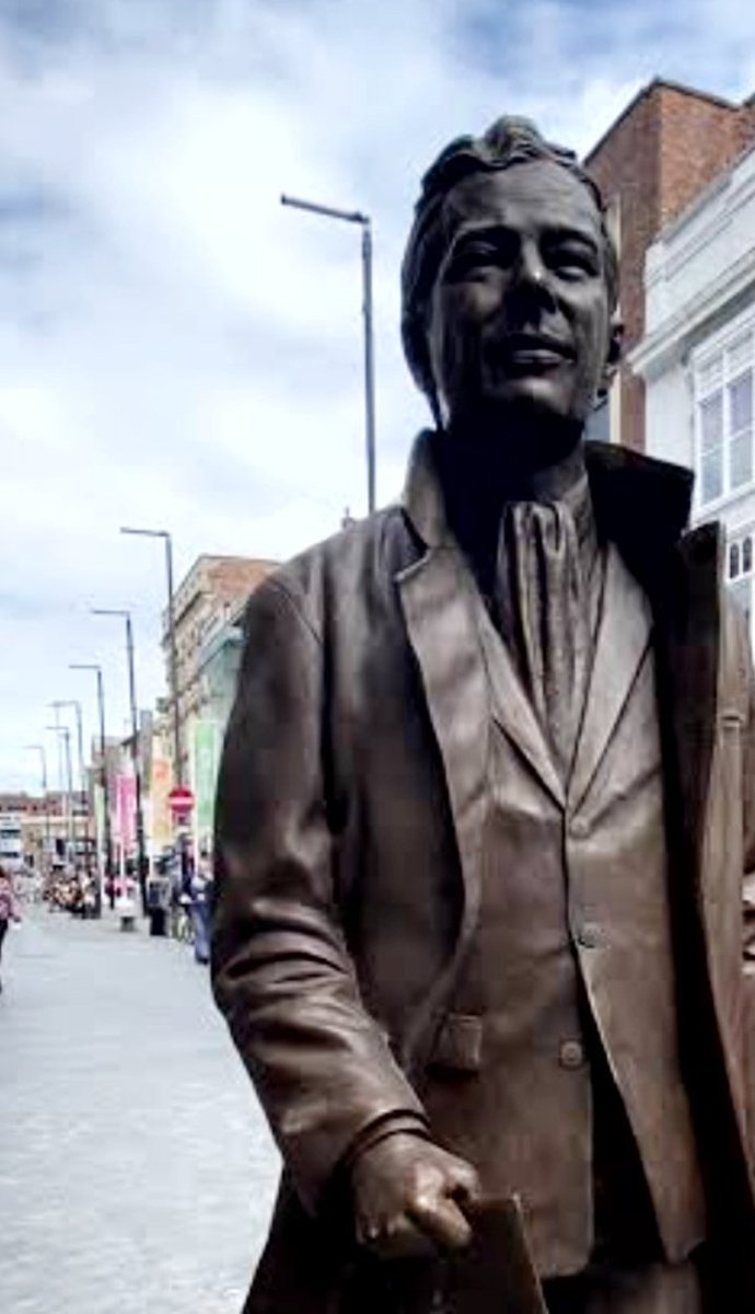 ManorCompany's tweet image. BRIAN EPSTEIN
1934 ~ 1967
Statue
Whitechapel Liverpool UK
#brianepstein #thebeatles 
#Liverpool