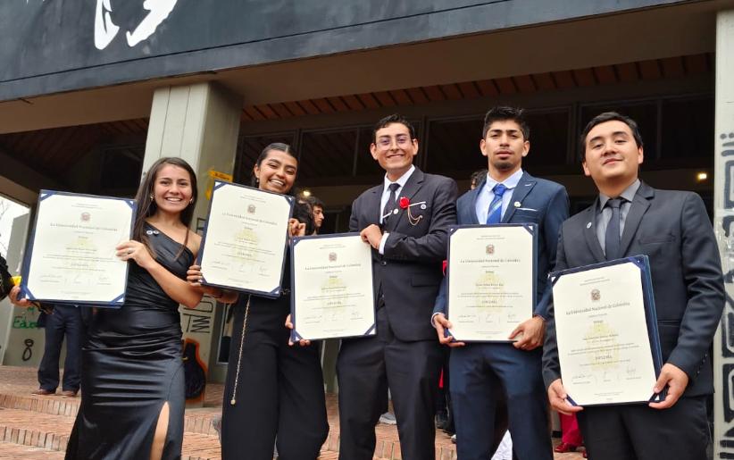 bionotasun's tweet photo. Queremos felicitar a l@s 55 graduados del Área Curricular de Biología, que el día de ayer obtuvieron  sus diplomas en la mejor universidad del país, la Universidad Nacional de Colombia. Les deseamos todo lo mejor en esta nueva etapa de sus vidas. @CienciasUNALBog  @ICNUNAL https://t.co/dKb5B3NZHI