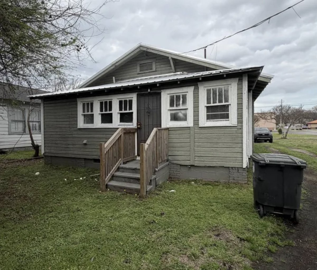 oldhouseunder50's tweet image. $47K. This c.1920 #affordable #Alabama #bungalow is move-in ready and features plenty of parking, hardwood floors, and a handy small storage shed. oldhousesunder50k.com/hardwoods-and-…