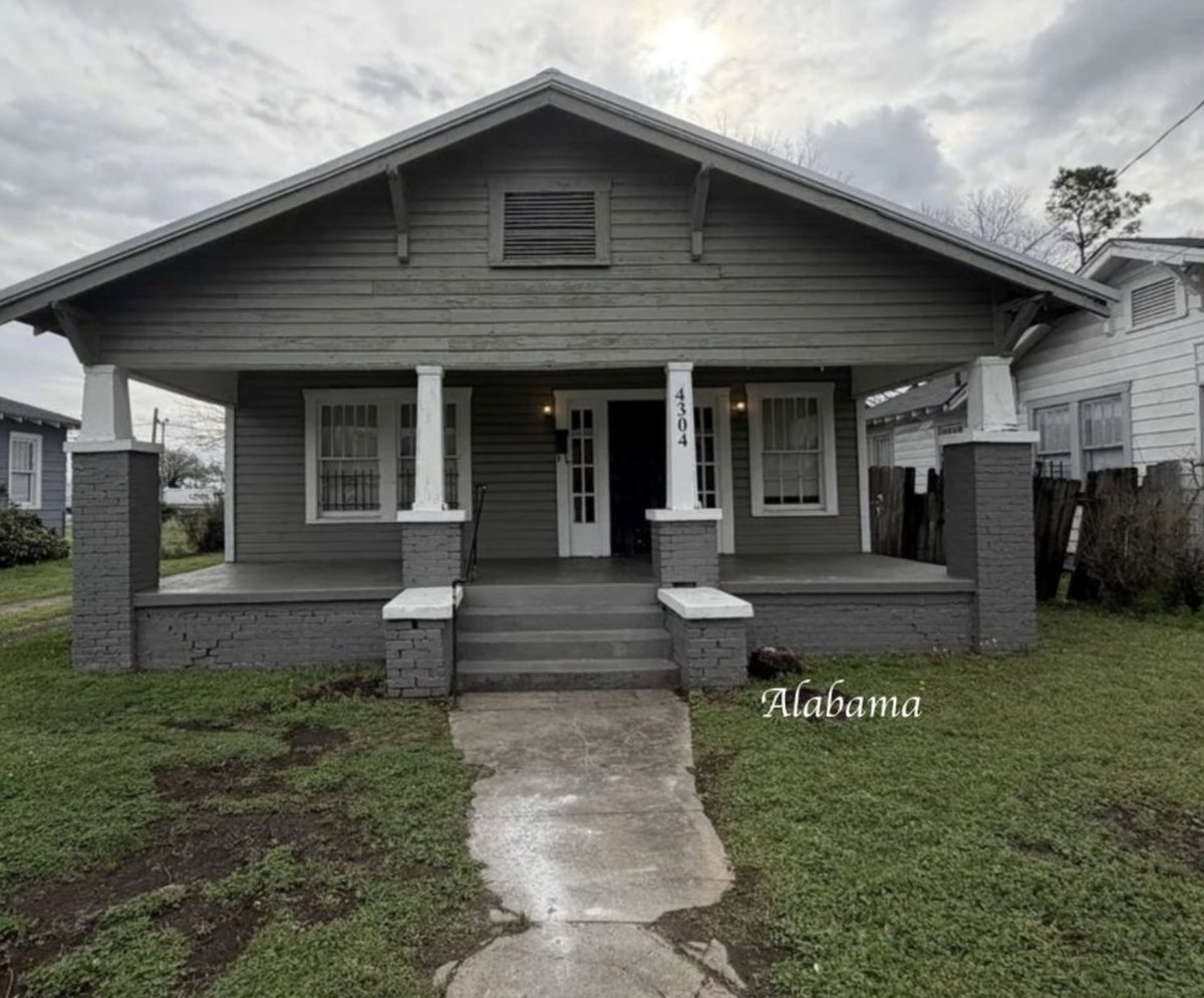 oldhouseunder50's tweet image. $47K. This c.1920 #affordable #Alabama #bungalow is move-in ready and features plenty of parking, hardwood floors, and a handy small storage shed. oldhousesunder50k.com/hardwoods-and-…