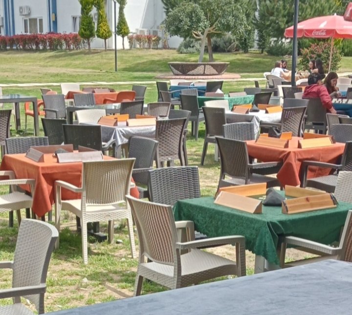 Üniversite kantini.
Masalar okey oynayacak öğrencileri bekliyor.
Böyle bir görüntüyü hiçbir Avrupa veya Amerikan kampüsünde bulamazsınız.
Oralarda kampüsün kalbi kütüphanedir; bizde ise kantin.
Oralarda kampüsün bileşenleri öğrenmeye hizmet eder; bizde ise zaman öldürmeye.