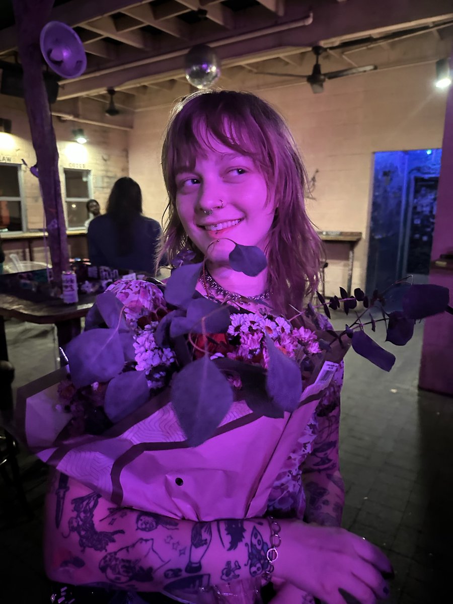 imustbepresent's tweet photo. Last night I rode on the back of a strangers motorcycle &amp; received a large bouquet of flowers from another stranger. Can’t take me anywhereeee https://t.co/TLqzFwvFEN