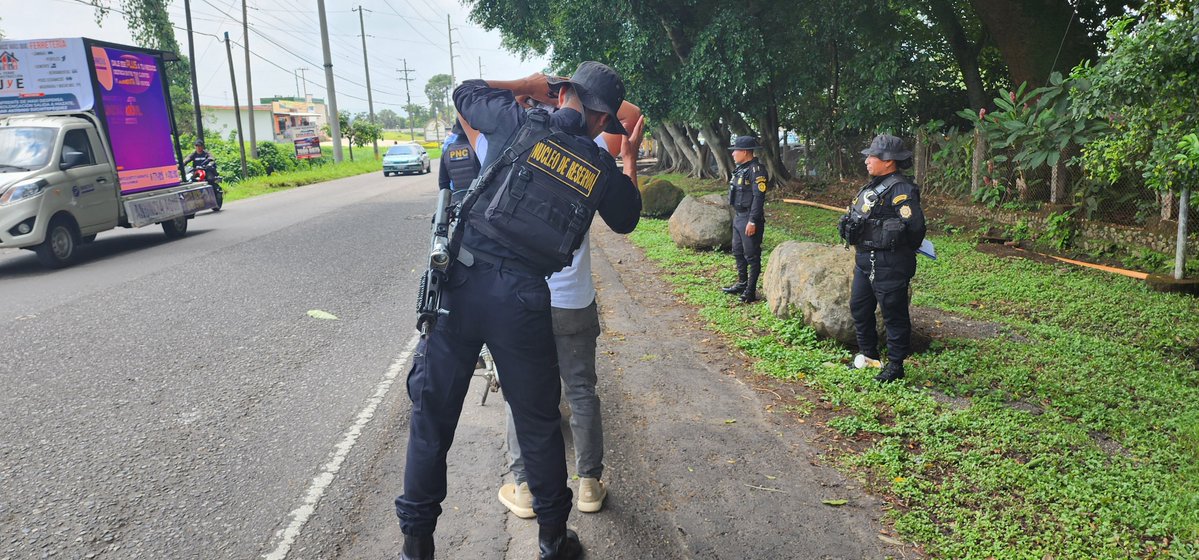 PNCdeGuatemala's tweet image. Acciones preventivas y de seguridad realizan policías de las #FEP en Petén.  La Comisaría 33 también realiza operativos en las entradas y salidas de Suchitepéquez para brindar seguridad a la población

#SeguridadConTransparencia
#ProtegerYServir