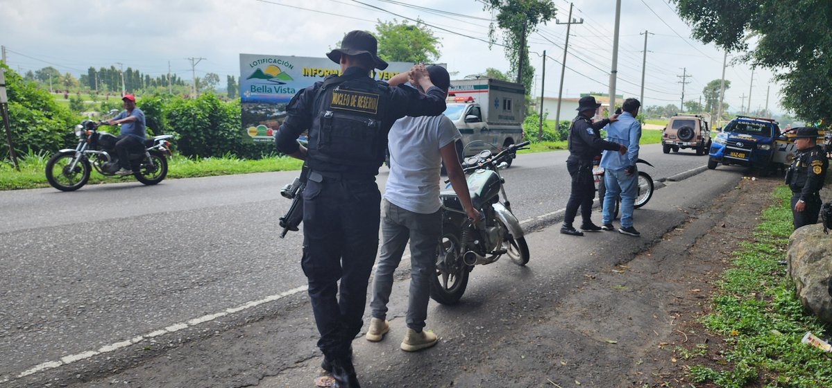 PNCdeGuatemala's tweet image. Acciones preventivas y de seguridad realizan policías de las #FEP en Petén.  La Comisaría 33 también realiza operativos en las entradas y salidas de Suchitepéquez para brindar seguridad a la población

#SeguridadConTransparencia
#ProtegerYServir