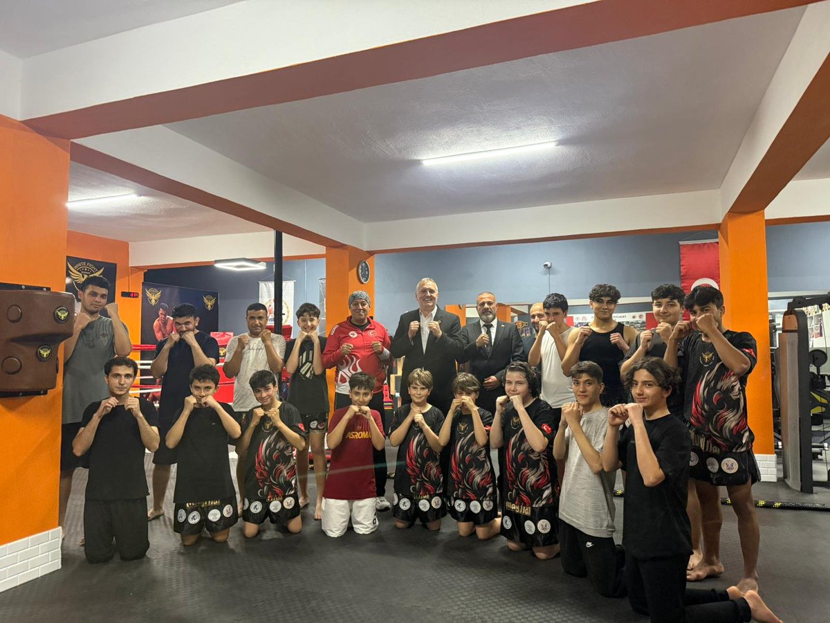mhpbodrumilce's tweet photo. İlçe Başkanımız Sayın Engin Galipoğlu ve Yönetim Kurulu Üyemiz Sayın Mustafa Bucak, Muaythai Dünya ve Avrupa Şampiyonu, aynı zamanda Milli Takım Antrenörü olan kıymetli hocamız Sayın Mehmet Arzık’ı ziyaret ettiler.

Gerçekleştirilen bu anlamlı ziyarette, spora ve gençliğe yapılan katkılar üzerine sohbet edilirken, ülkemizi uluslararası arenada başarıyla temsil eden hocamıza emekleri ve kazandırdığı gurur için teşekkür edildi.

Sporun ve sporcunun her zaman yanında olmaya devam edeceğiz.