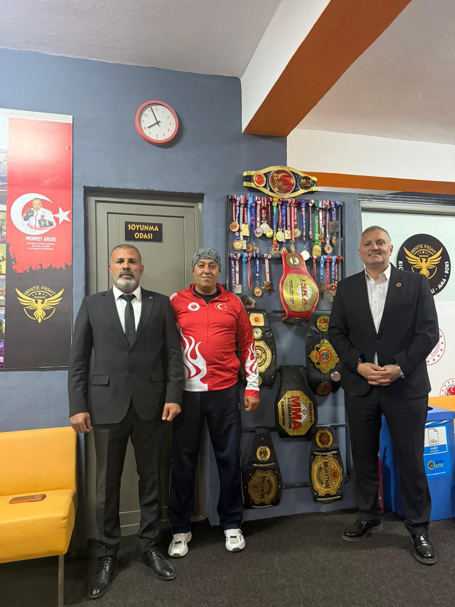 mhpbodrumilce's tweet photo. İlçe Başkanımız Sayın Engin Galipoğlu ve Yönetim Kurulu Üyemiz Sayın Mustafa Bucak, Muaythai Dünya ve Avrupa Şampiyonu, aynı zamanda Milli Takım Antrenörü olan kıymetli hocamız Sayın Mehmet Arzık’ı ziyaret ettiler.

Gerçekleştirilen bu anlamlı ziyarette, spora ve gençliğe yapılan katkılar üzerine sohbet edilirken, ülkemizi uluslararası arenada başarıyla temsil eden hocamıza emekleri ve kazandırdığı gurur için teşekkür edildi.

Sporun ve sporcunun her zaman yanında olmaya devam edeceğiz.