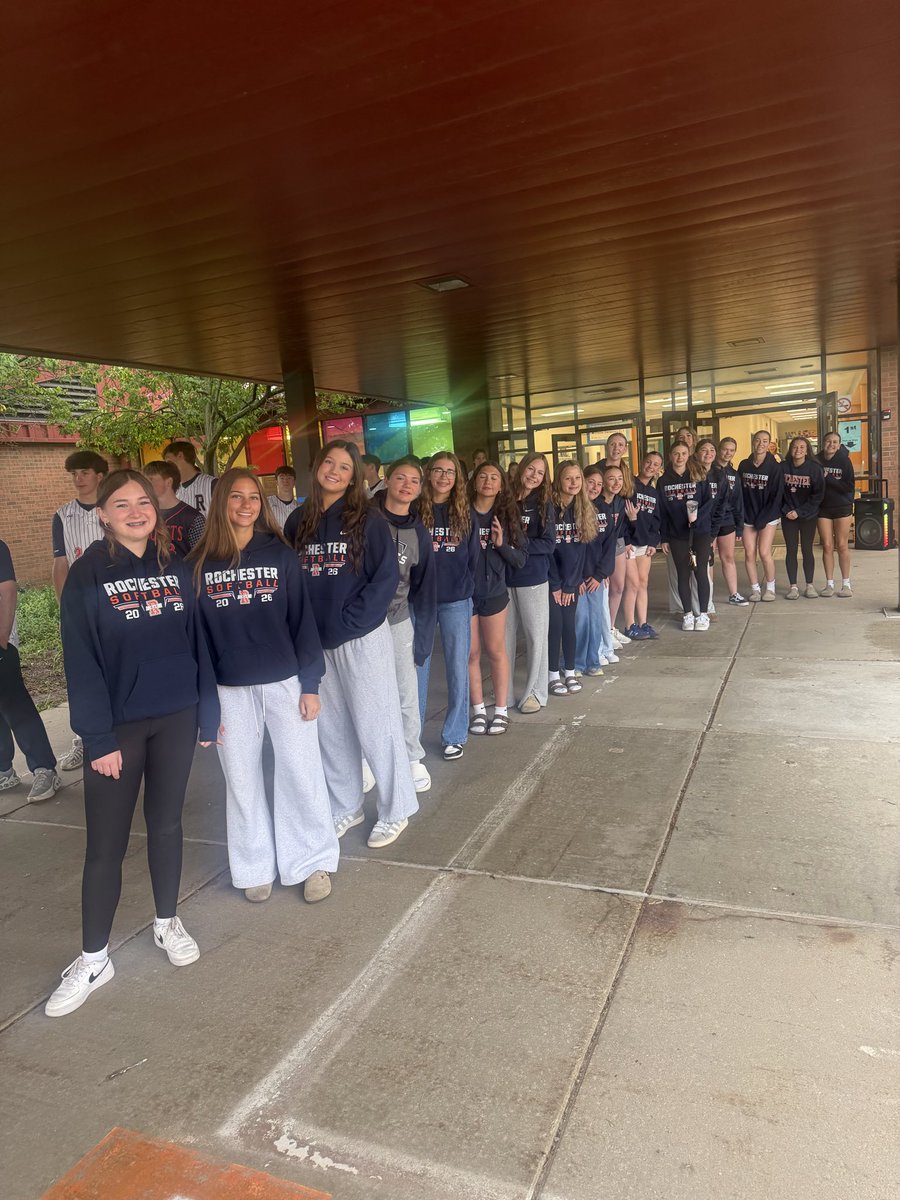 RHSRocketSball's tweet photo. Such a fun way to start our morning! @RHSRocketSball and Baseball were asked to participate in High Five Friday at the Elementary EC-1 building. https://t.co/8fh4dRTKIa
