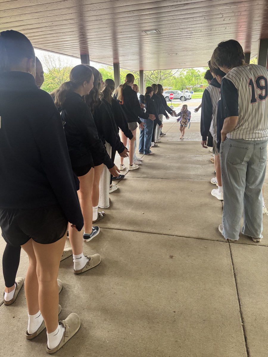 RHSRocketSball's tweet photo. Such a fun way to start our morning! @RHSRocketSball and Baseball were asked to participate in High Five Friday at the Elementary EC-1 building. https://t.co/8fh4dRTKIa