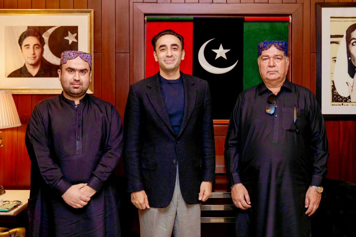 #کراچی چیئرمین بلاول بھٹو زرداری سے پیپلزپارٹی ضلع کشمور کندھکوٹ کے صدر اور ضلع کونسل کشمور کے چیئرمین میر <a href="/gmjakhrani/">Gul M Khan Jakhrani</a> صاحب نے بیٹے ایڈوکیٹ محمد عارف جکہرانی کے ہمراہ بلاول ہاؤس میں ملاقات کی جس میں کشمور کے عوامی مسائل اور ان کے حل پر تبادلہ خیال کیا.
<a href="/BBhuttoZardari/">Bilawal Bhutto Zardari</a>