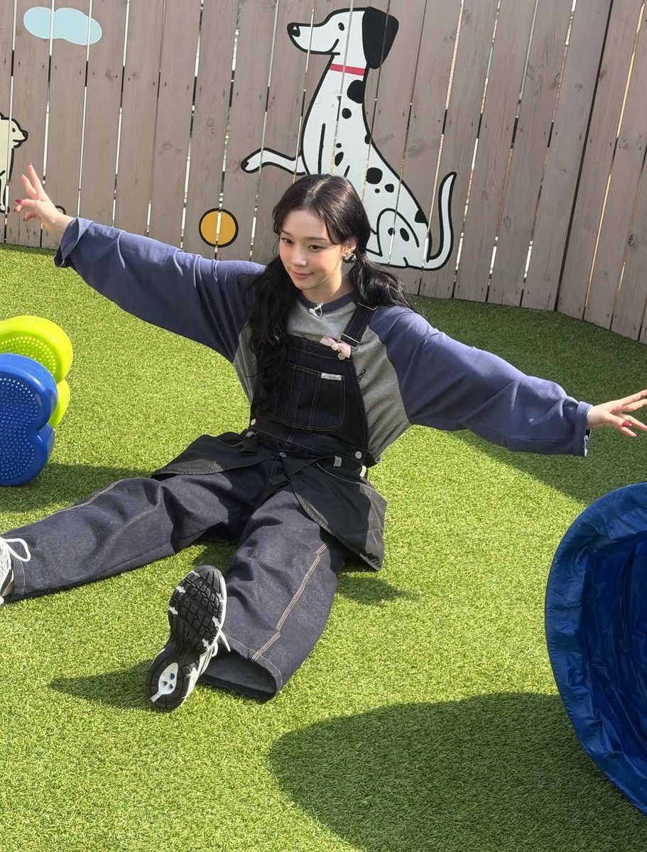 iamwinters's tweet photo. woof woof woof (minjeong is happy) 🐶🫶🏻 https://t.co/BmEWZ19RGn